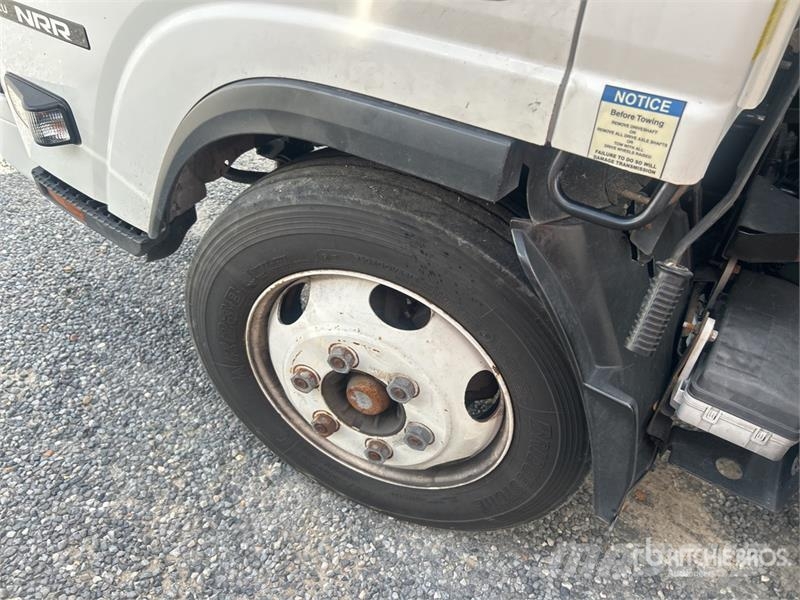 Isuzu NPR Camiones caja cerrada