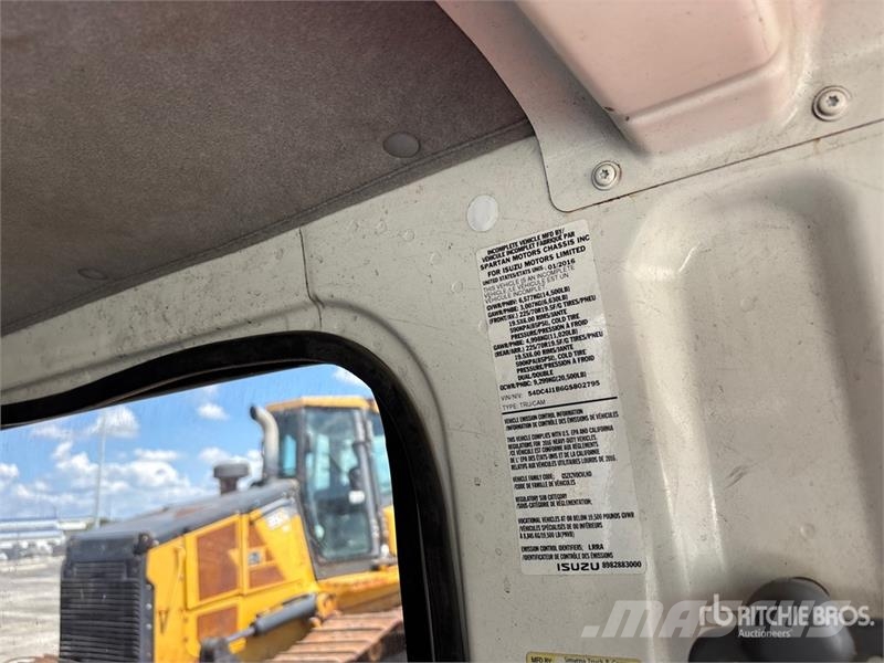 Isuzu NPR Pritschenwagen/Pritschenwagen mit Seitenklappe