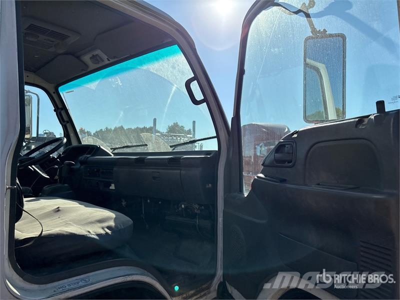 Isuzu NPR 貨箱式卡車