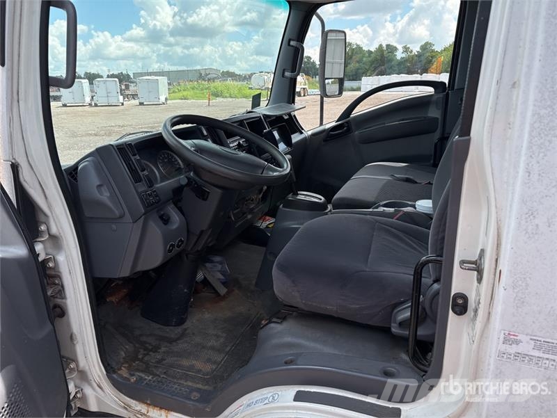 Isuzu NPR 탑차 트럭