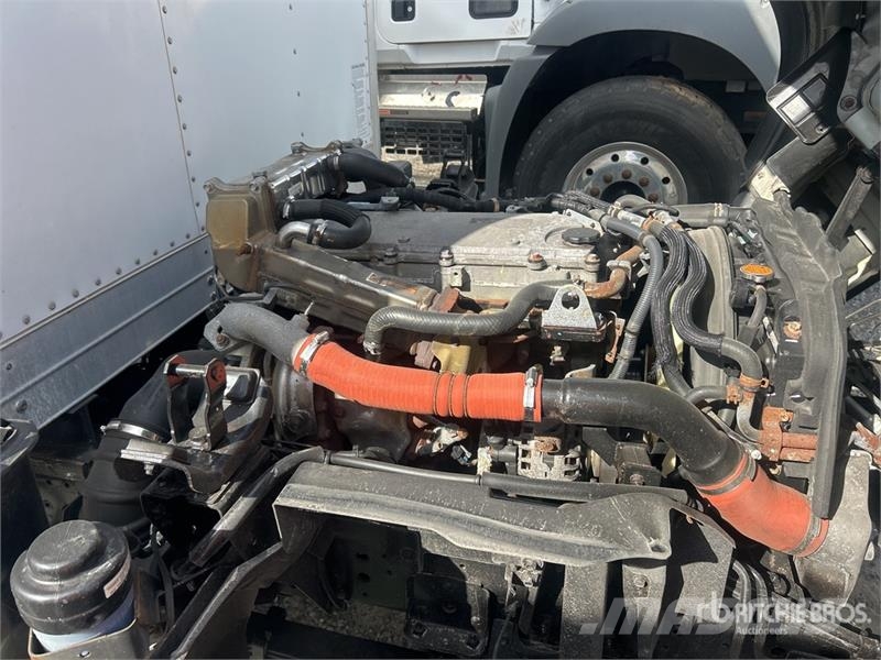 Isuzu NPR Camiones caja cerrada