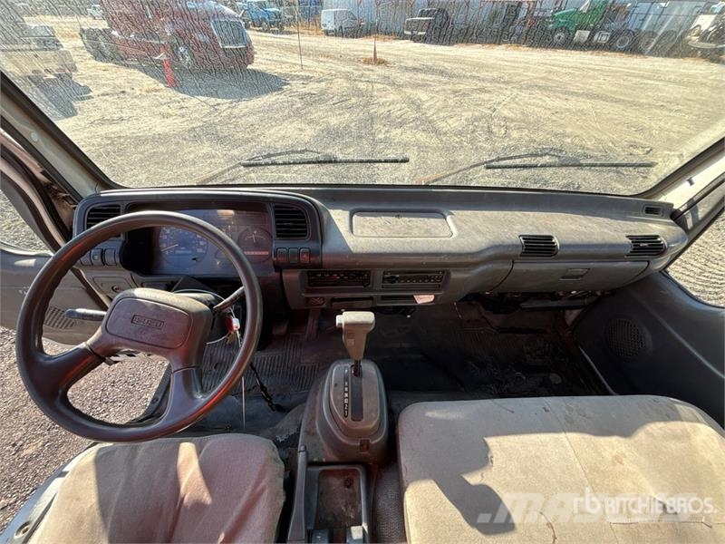 Isuzu NPR 貨箱式卡車