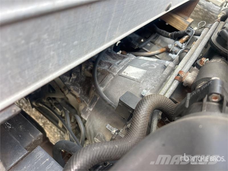 Isuzu NPR Camiones caja cerrada