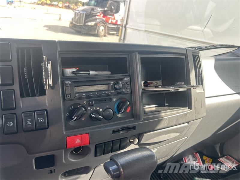 Isuzu NPR Camiones caja cerrada
