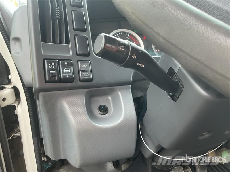 Isuzu NPR 厢式货车