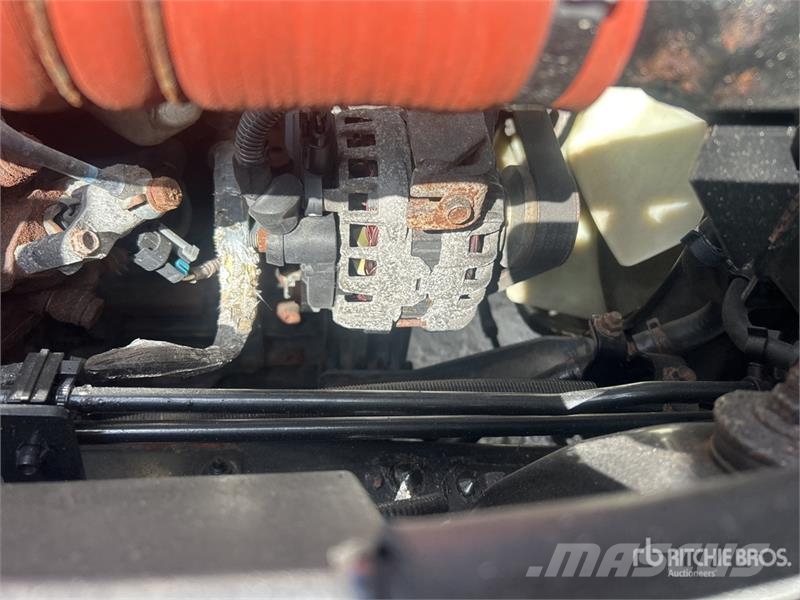 Isuzu NPR Camiones caja cerrada