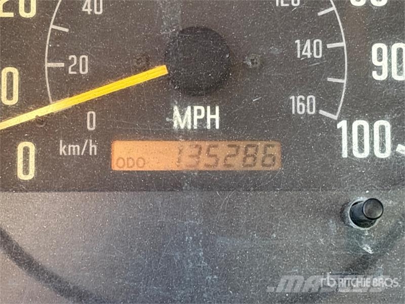 Isuzu NPR 貨箱式卡車