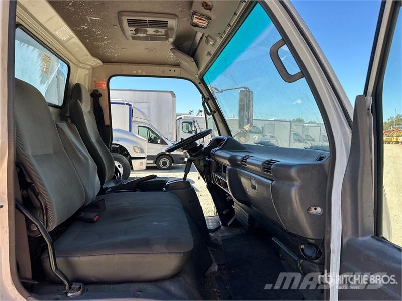 Isuzu NPR Bakwagens met gesloten opbouw