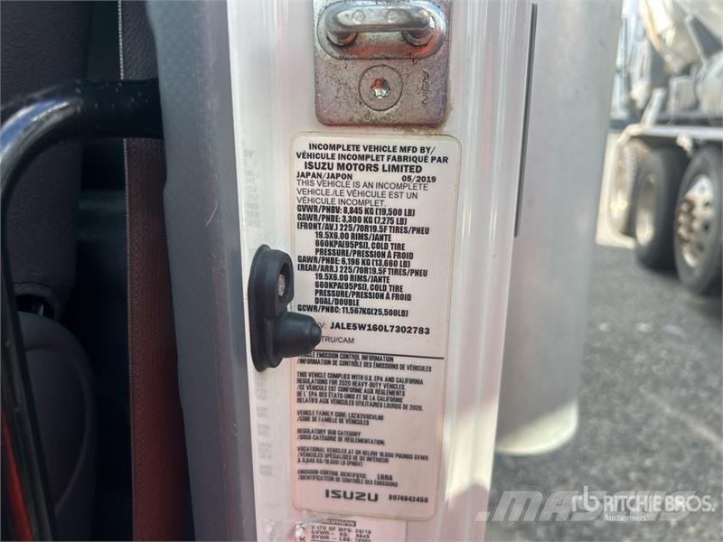 Isuzu NPR Camiones caja cerrada