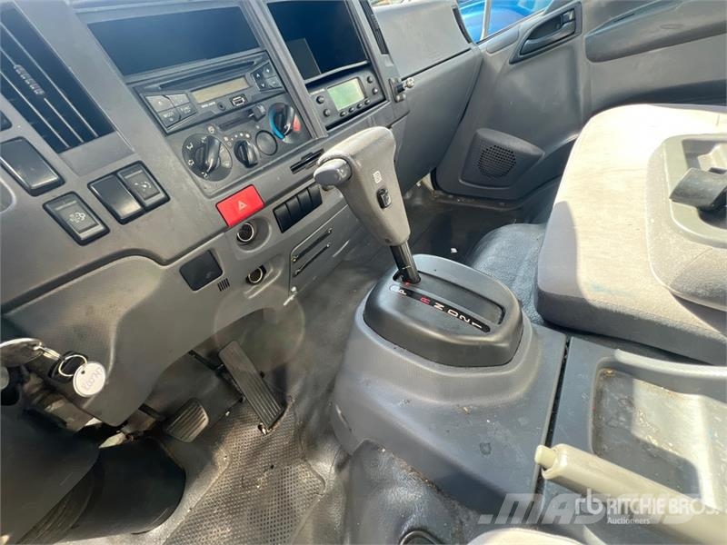 Isuzu NPR Camiones con temperatura controlada