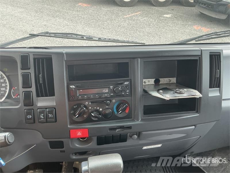 Isuzu NPR 厢式货车