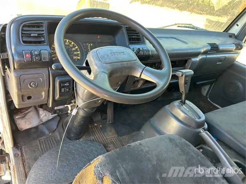 Isuzu NPR Bakwagens met gesloten opbouw