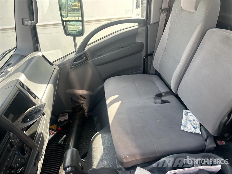 Isuzu NPR Camiones caja cerrada