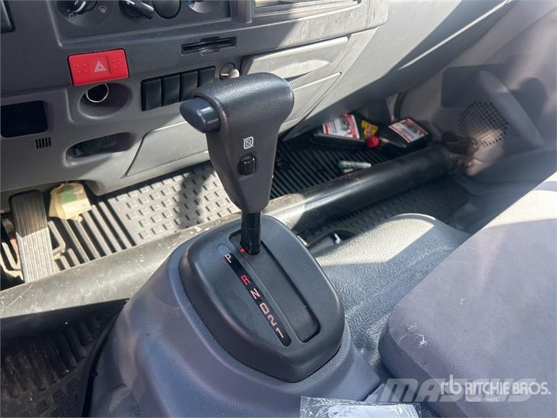 Isuzu NPR Camiones caja cerrada