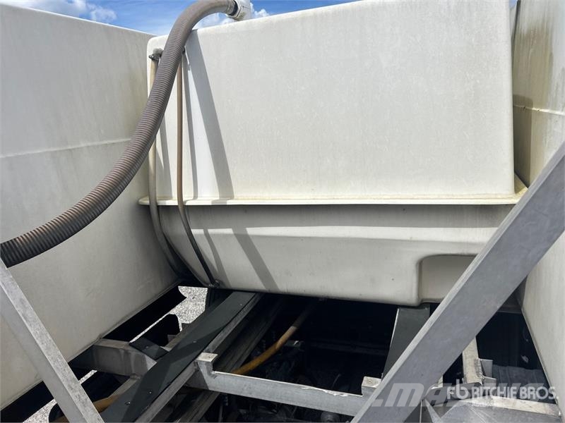 Isuzu NPR 4x2 Sprayer Truck Вантажівки / спеціальні