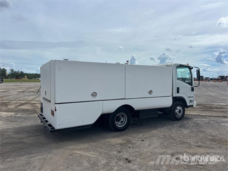 Isuzu NPR 4x2 Sprayer Truck Вантажівки / спеціальні