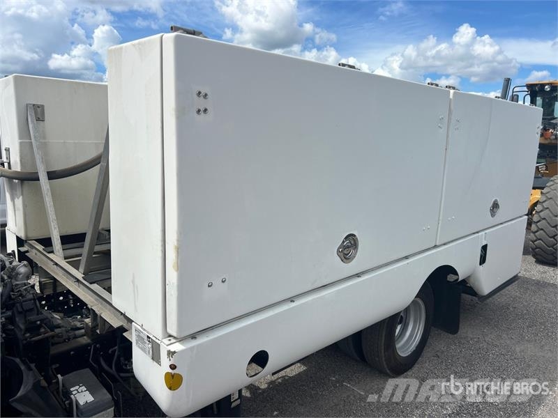 Isuzu NPR 4x2 Sprayer Truck Вантажівки / спеціальні
