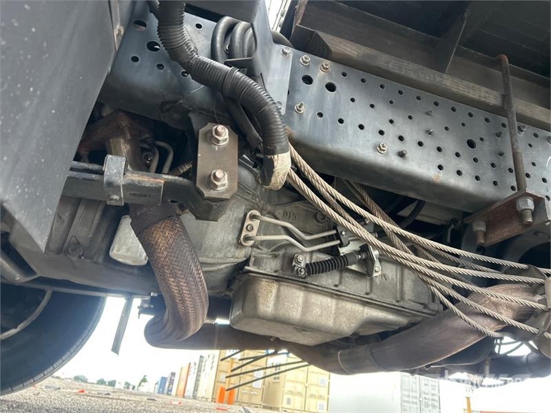 Isuzu NPR HD Camiones caja cerrada