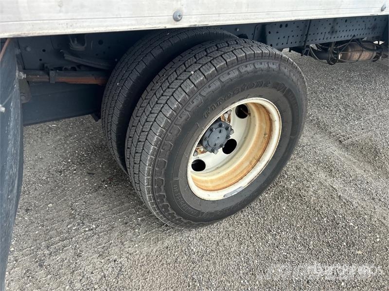 Isuzu NPR HD Camiones caja cerrada