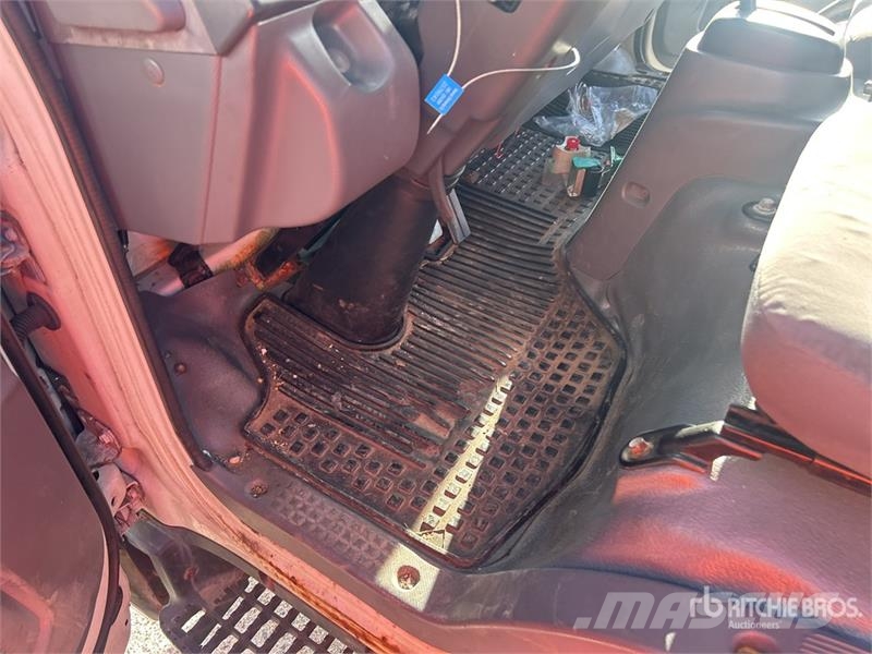 Isuzu NPR HD Camiones caja cerrada