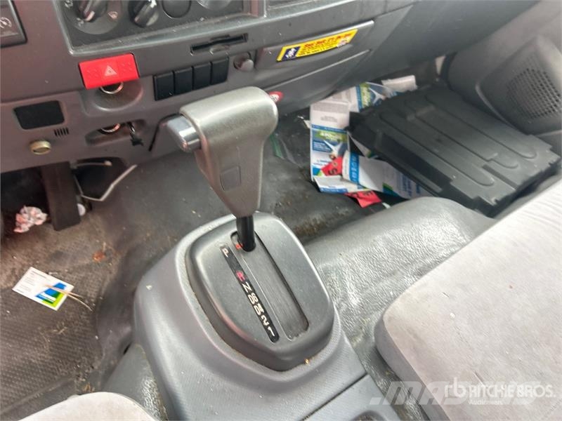 Isuzu NPR HD Camiones caja cerrada