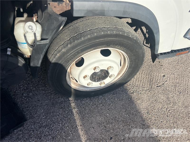 Isuzu NPR HD Camiones caja cerrada