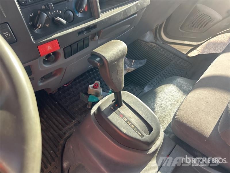 Isuzu NPR HD Camiones caja cerrada