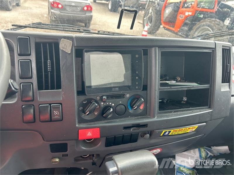 Isuzu NPR HD Camiones caja cerrada