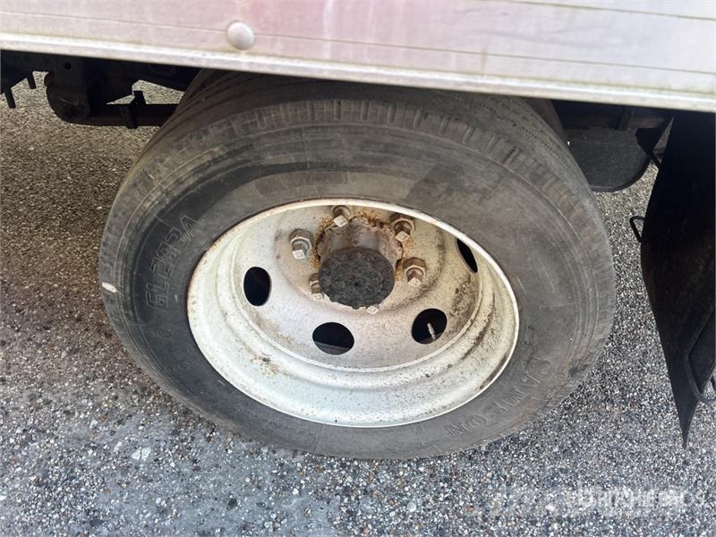 Isuzu NPR HD Camiones caja cerrada