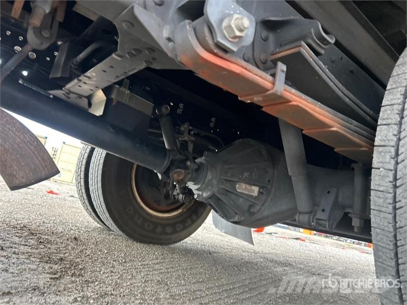 Isuzu NPR HD Camiones caja cerrada