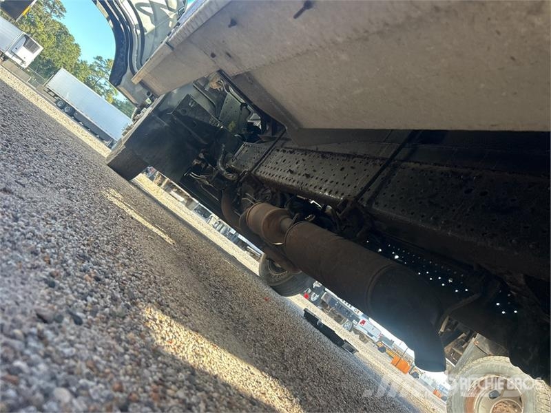 Isuzu NPR HD Camiones caja cerrada