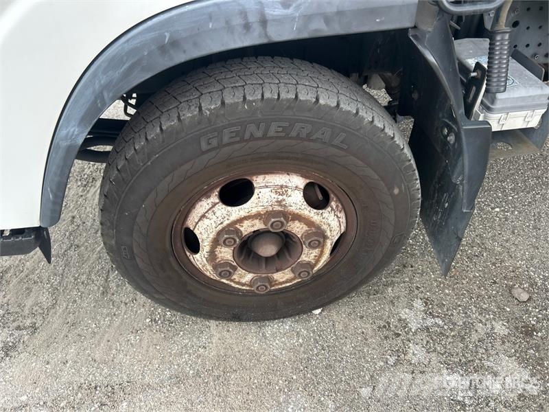 Isuzu NPR HD Camiones caja cerrada