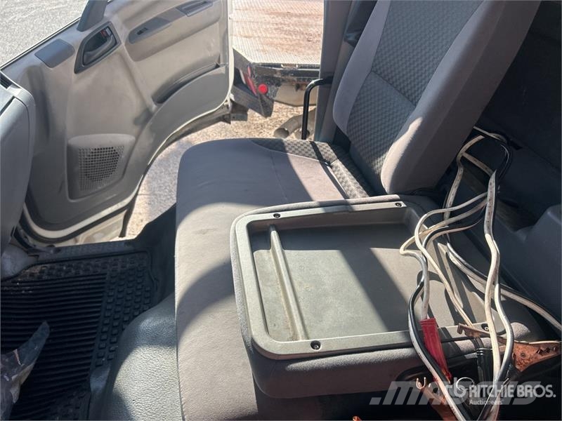 Isuzu NPR HD Camiones caja cerrada