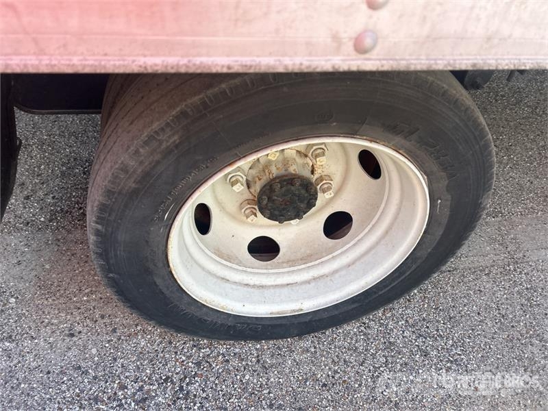 Isuzu NPR HD Camiones caja cerrada