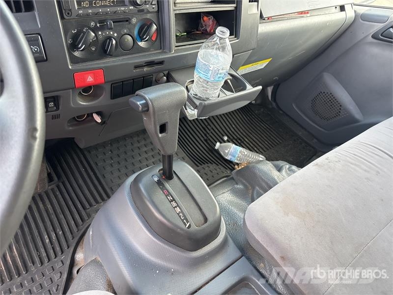 Isuzu NPR HD 4x2 Van Truck Camiones con caja de remolque