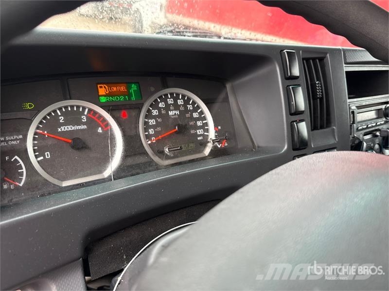 Isuzu NQR Tovornjaki zabojniki