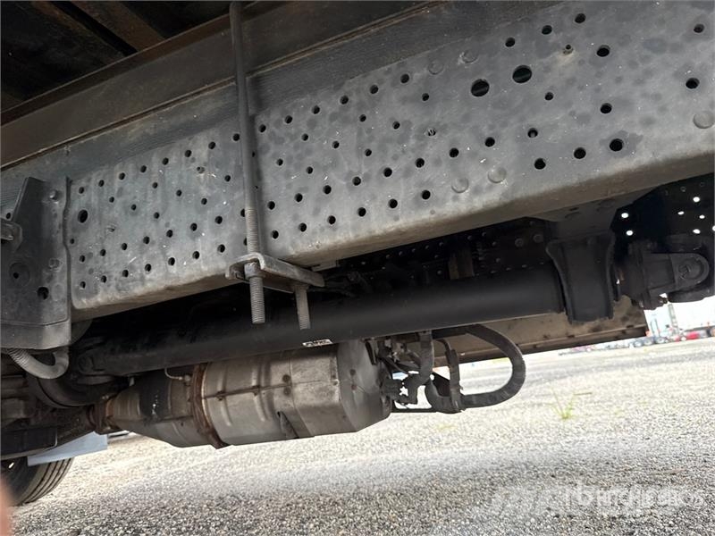 Isuzu NQR Tovornjaki zabojniki