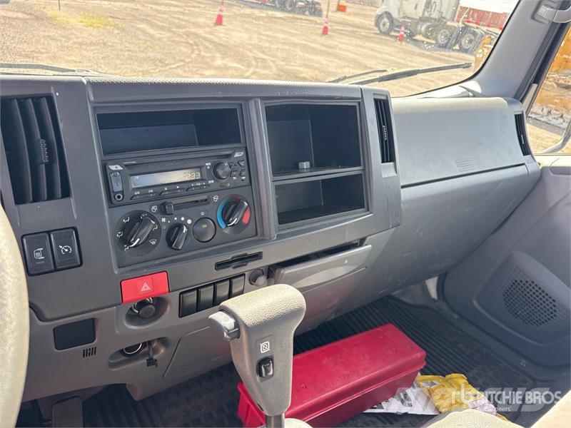 Isuzu NQR Evakuators ar manipulatoru