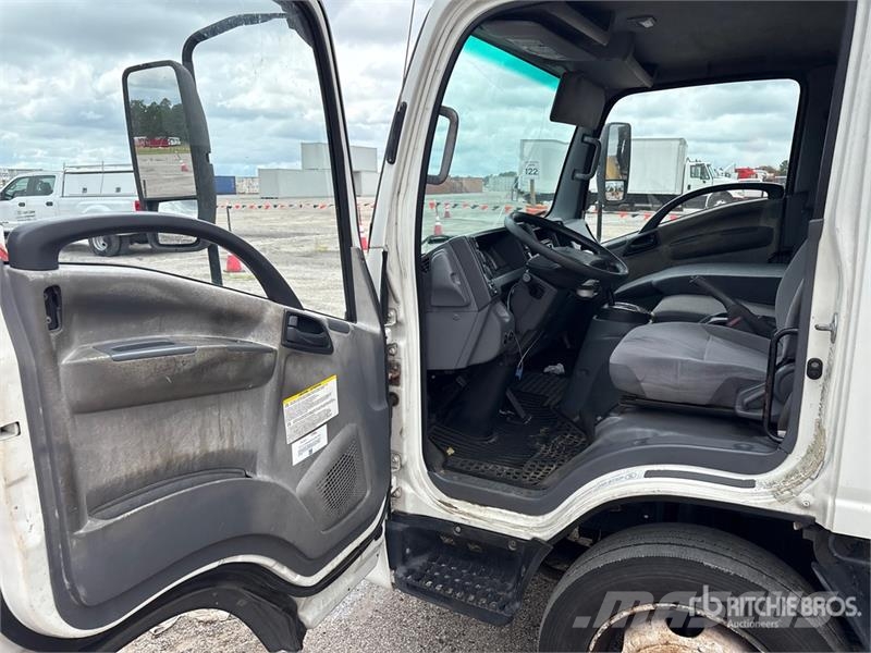 Isuzu NQR شاحنات ذات هيكل صندوقي