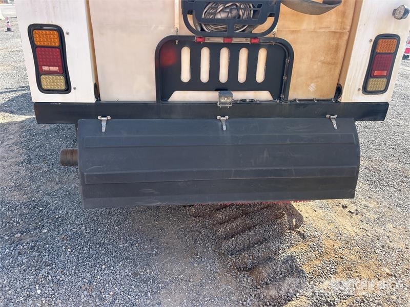 Isuzu NQR Pometalni stroji