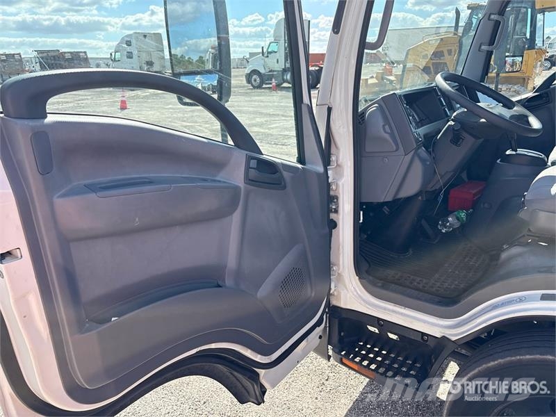 Isuzu NQR Evakuators ar manipulatoru