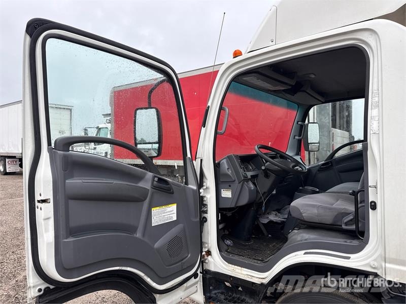 Isuzu NQR Tovornjaki zabojniki