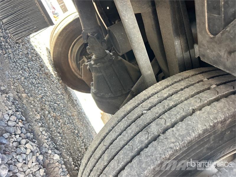 Isuzu NQR Pometalni stroji