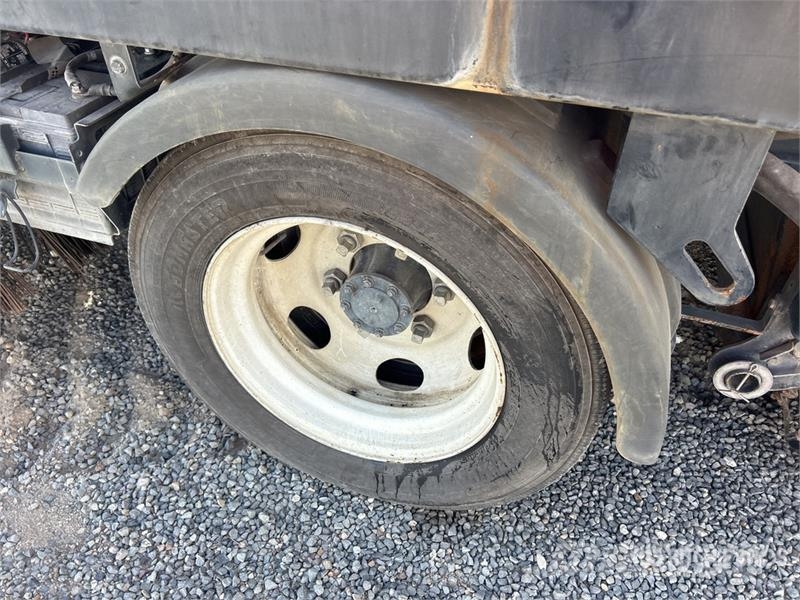 Isuzu NQR Pometalni stroji