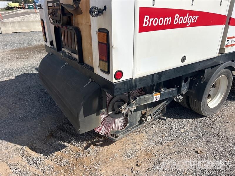 Isuzu NQR Pometalni stroji