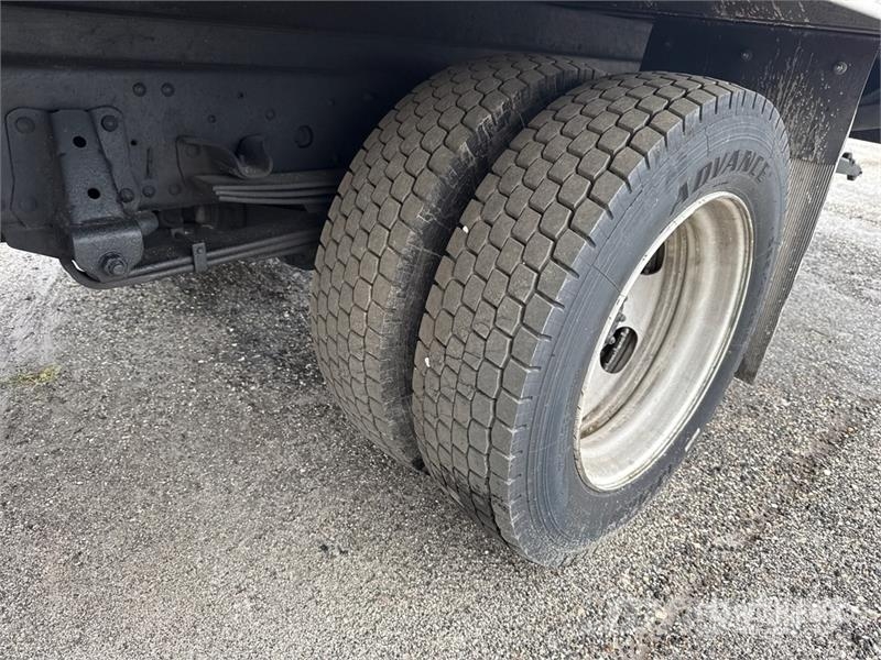Isuzu NQR Tovornjaki zabojniki