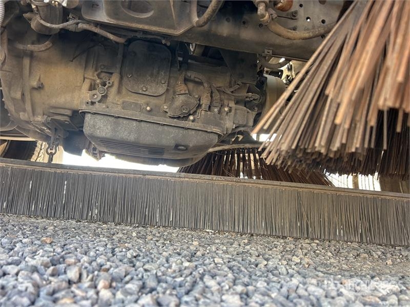 Isuzu NQR Pometalni stroji