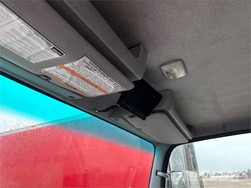 Isuzu NQR Tovornjaki zabojniki