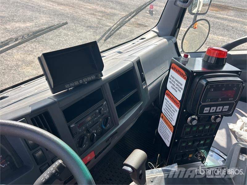 Isuzu NQR Pometalni stroji