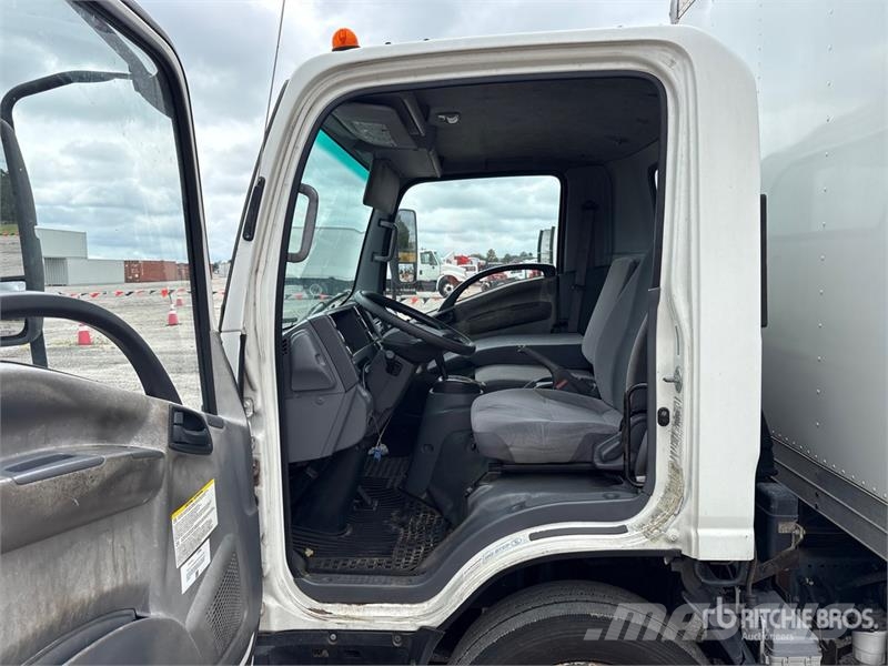 Isuzu NQR شاحنات ذات هيكل صندوقي